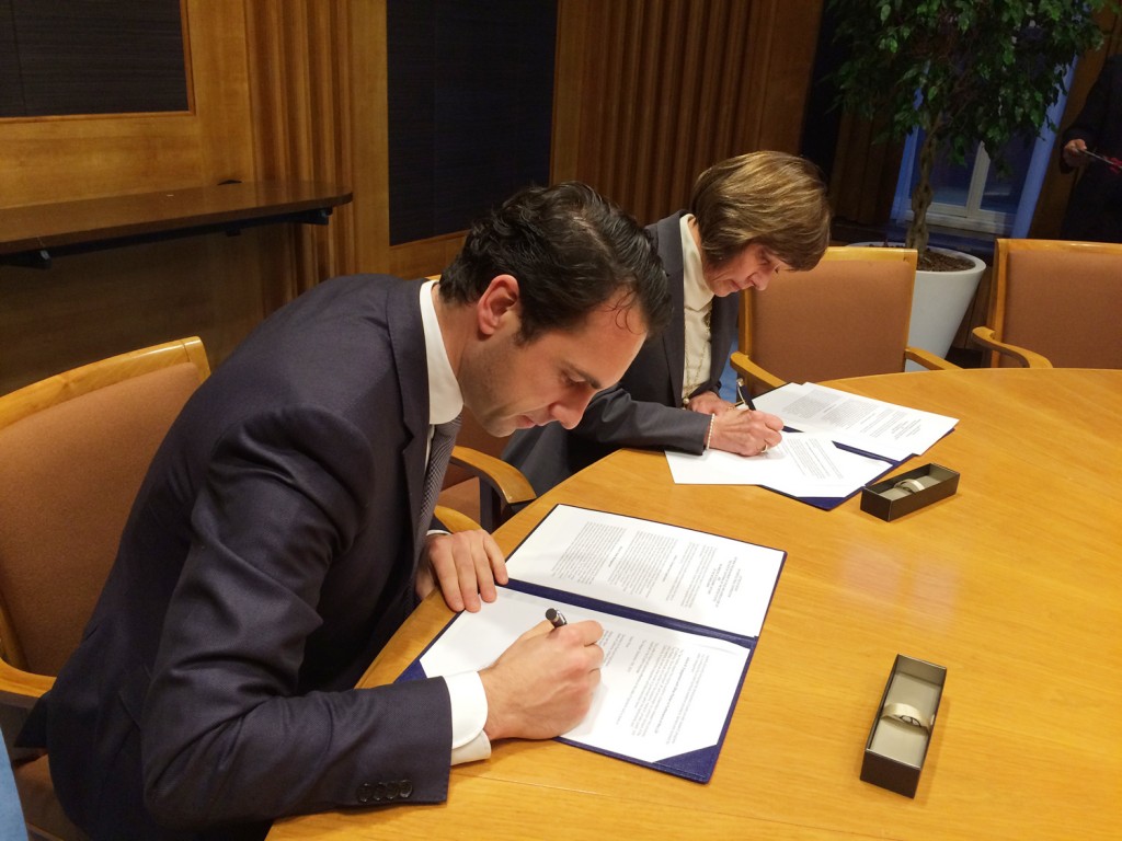 CDFA Secretary Karen Ross and the Netherlands Minister of Agriculture, Martijin van Dam, sign a Letter of Intent on Agricultural Cooperation today at the Hague in the Netherlands